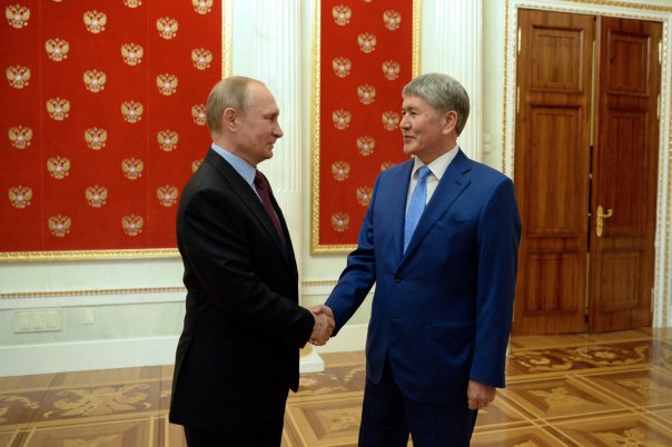Президент Алмазбек Атамбаев провел неформальную встречу с Президентом России Владимиром Путиным